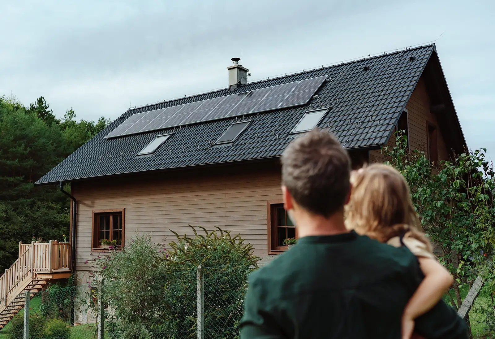 Vue sur une maison avec des panneaux photovoltaïques