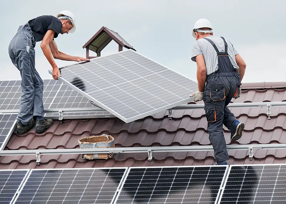 Installation de panneaux photovoltaïques sur un toit