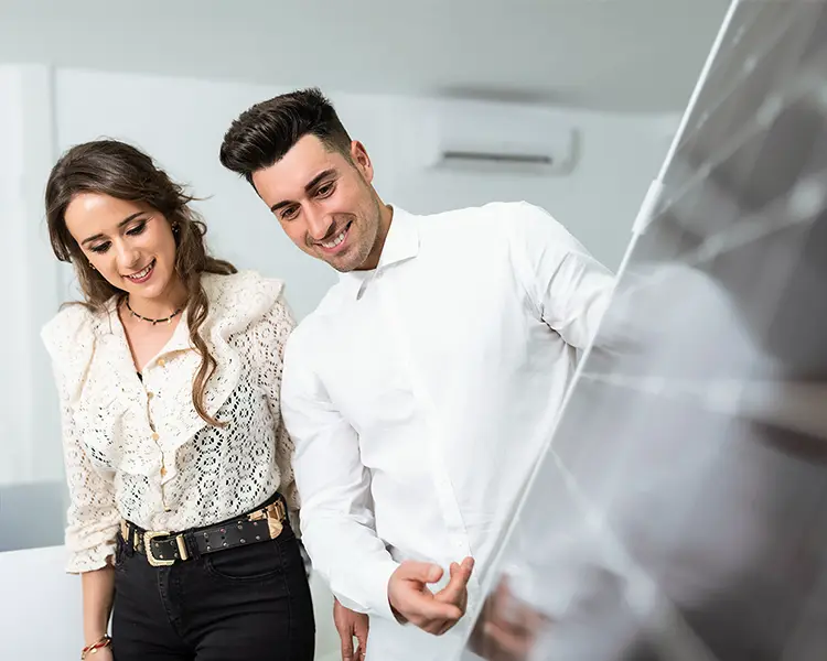 Un couple qui regarde un panneau photovoltaïque