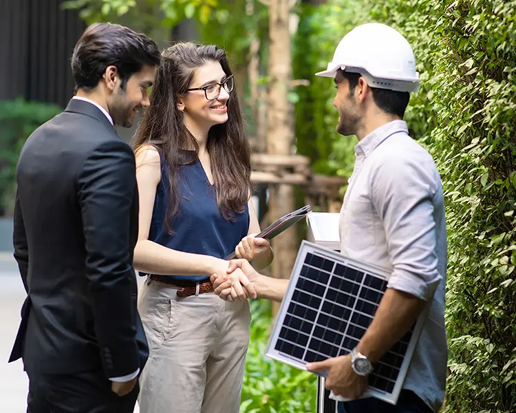 Équipe N. Depover conseillant un client pour panneaux solaires à La Louvière