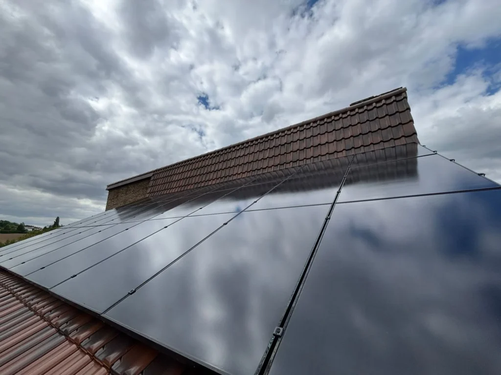 Installation de panneaux solaires sur toiture inclinée à La Louvière – N.Depover