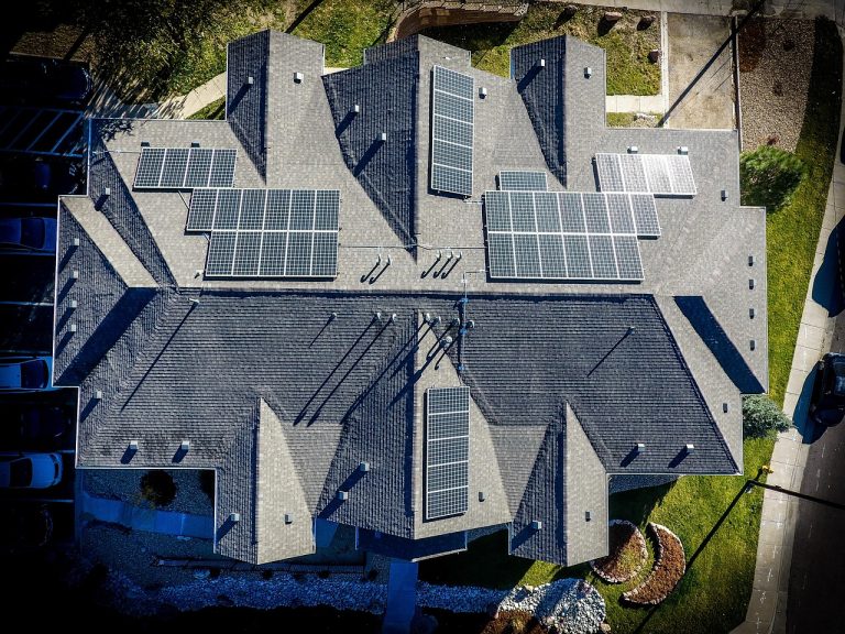 l'architecture, solaire, panneaux solaires, énergie, électricité, renouvelable, énergie propre, écologique, nettoyer, durable, lumière du soleil, électrique, panneau, vert, écologie, puissance, environnement, imeuble, toit, alternative, générateur, cellule, nature, équipement, soleil, environnemental, génération, la technologie