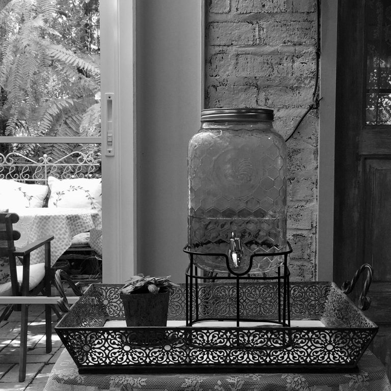 l'eau, recharger, un demi-verre d'eau, jarre d'eau, anglais, jardin, nature, magnifique, arbre, croître, brillant, paisible