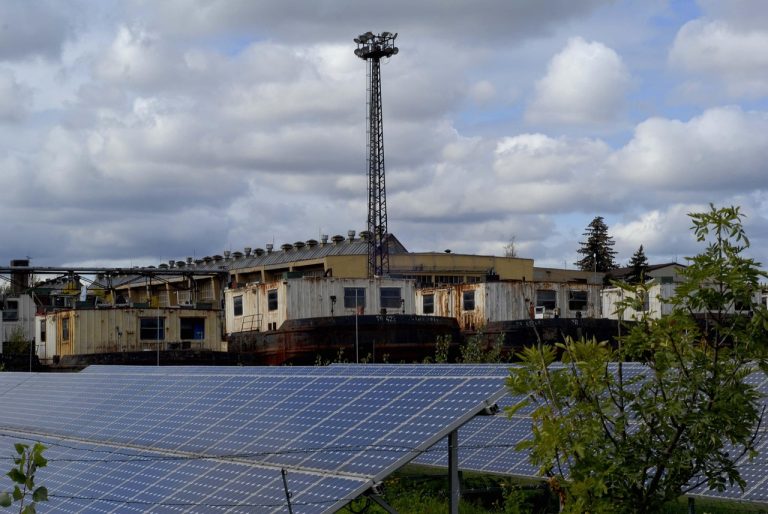 la périphérie, les épaves, mât, des panneaux photovoltaïques