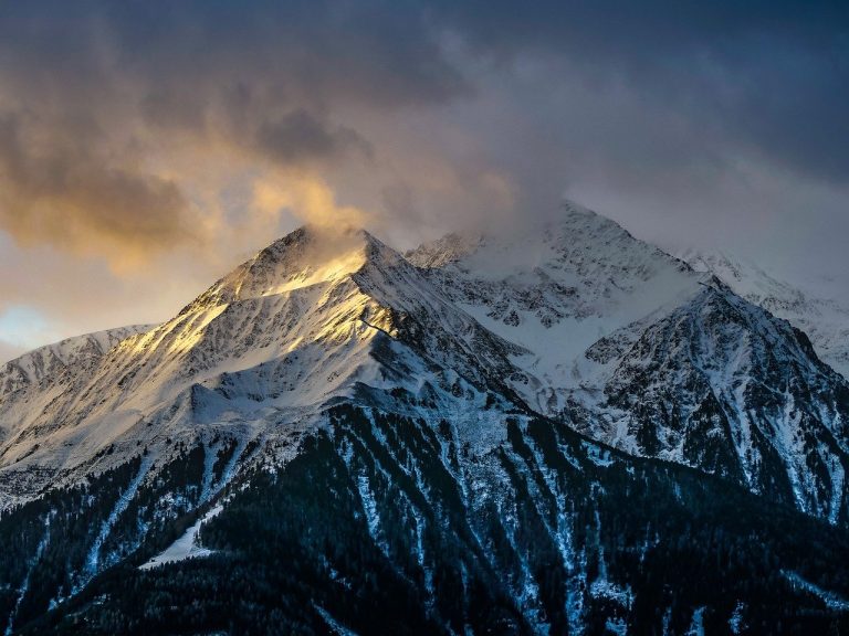montagnes, peinture de paysage, aube, enneigé, sommet, nature, aube sur les montagnes, rayons de soleil, paysage d'hiver, beauté naturelle, randonnée en montagne, ciel dramatique, alpes, froid, brouillard, blanc, vues imprenables, sérénité