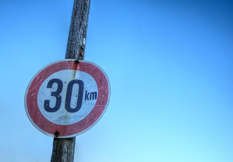 panneau de signalisation, signer, la vitesse, limitation, limitation de vitesse, mât, circulation, panneaux de signalisation, hdr, contraste