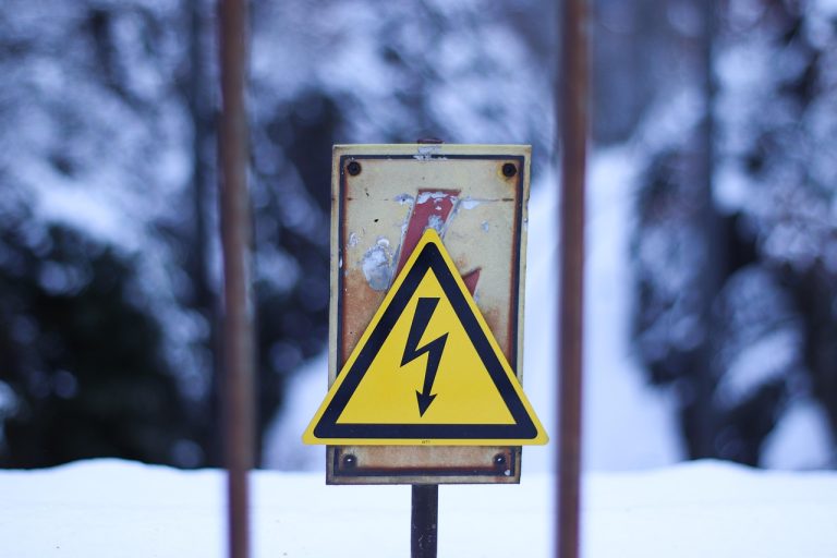 panneau d'avertissement, panneau de signalisation, haute tension, des pistes, bokeh, triangle de signalisation, danger, attention, panneaux, jaune