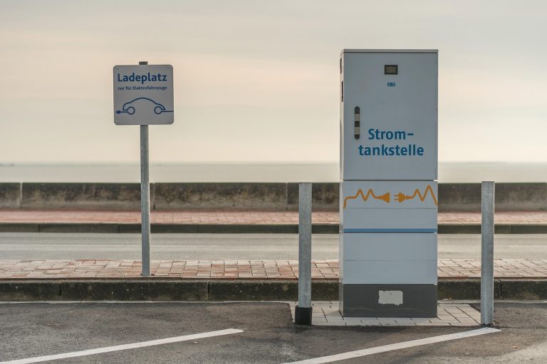 station de recharge, e mobilité, station de charge, énergie, colonne de chargement, voiture électrique, e-mobile, e voiture, mobilité électrique, verkehrswende, entraînement électrique, véhicule électrique, électricité, possibilité de recharger, station-essence, batterie, temps de chargement, environnement, e-pompe à essence, mobilité, électro