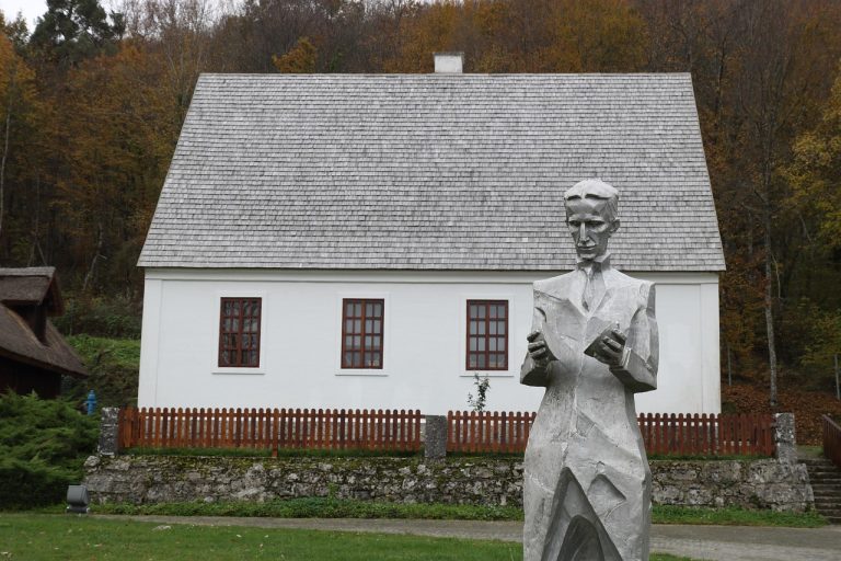 nikolai, tesla, mémorial, centre, croatie, smiljan, la maison de naissance, statue, scientifique, électricité, recherche, inventeur