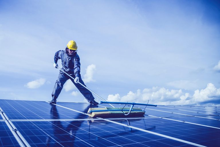homme, panneau solaire, toit, nettoyage, travailler, travail, nettoyage du système de panneaux solaires, solaire, panneau solaire, panneau solaire, panneau solaire, panneau solaire, panneau solaire, nettoyage, nettoyage, nettoyage
