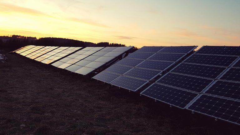 système solaire, photovoltaïque, production d'électricité, électricité, lumière du soleil, ambiance du soir, électricité verte
