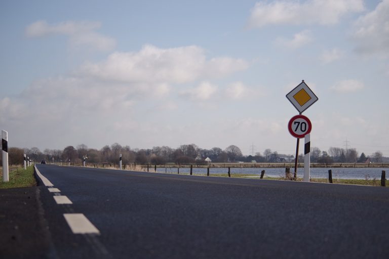 route, signer, circulation, panneau de signalisation, poteau indicateur, un avis, panneau d'avertissement, panneaux de signalisation, asphalte, lac, bord de la route, protection du climat, personnage, panneaux, publier, nature, des arbres, bleu, marquage routier, paradis, des nuages, solitaire
