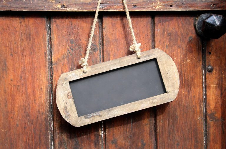 signer, un avis, bois, conseil, poteau indicateur, marquage, signe d'information, angleterre, panneaux d'information, porte, panneau de porte