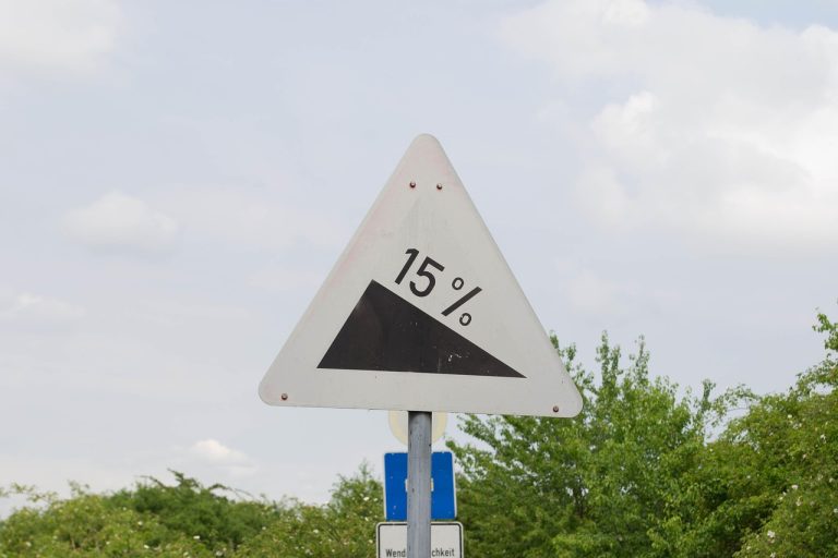 signer, pente, vers le bas, panneaux de signalisation, panneau de signalisation, attention, un avis
