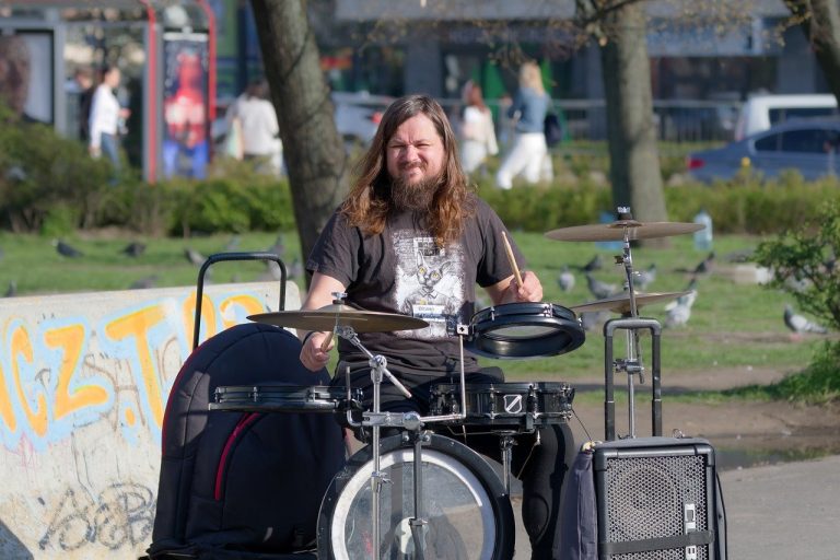 homme, barbu, jeune, le batteur, en jouant, batterie, tambours, lieu public, tourisme, urbain