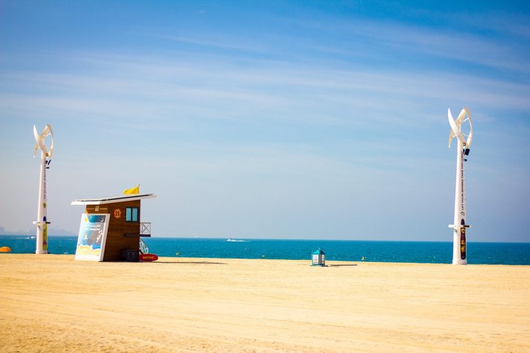plage, mer, côte, sable, eaux, paradis, océan, l'été, voyager, faciliter, soleil, beau temps, horizon, énergie, nuage, dubai, plage de sable, vacances, moulins à vent, de l'électricité, la nature, prévoyance, production d'électricité, écologique, la technologie, paysage, électricité, turbine de vent, énergies alternatives, l'énergie éolienne, moulin à vent, environnement, bleu, rayons de soleil