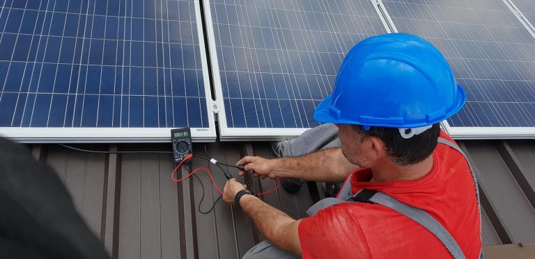 technicien, panneau solaire, renouvelable, installation, construction, la technologie, système, soleil, puissance, numérique, réseau, énergie verte, photovoltaïque, bleu, connexion, la mise en réseau, filtrer, entreprise, dispositif, homme