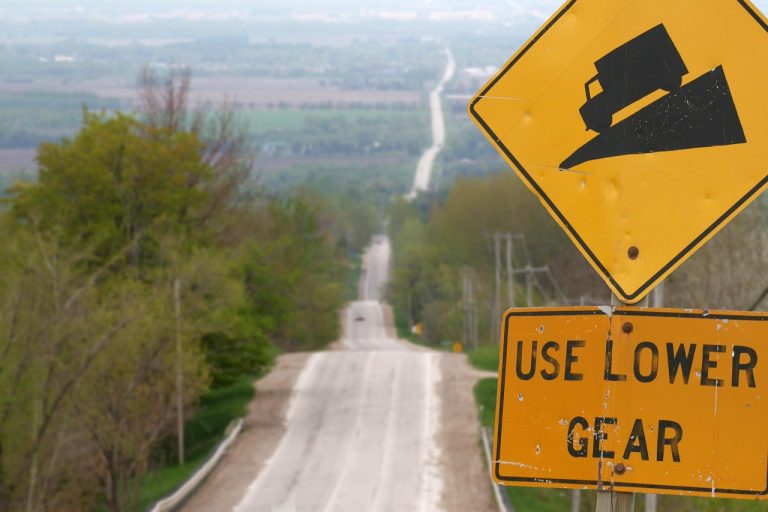 colline, route, panneau d'avertissement, autoroute, rural, utiliser vitesse inférieure, équipement, inférieur, panneau de signalisation, signer, jaune, attention