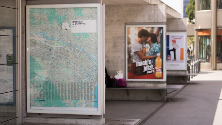 publicité, panneau d'affichage, l'extérieur, affiche, de la gare, gris train, publicité, publicité, publicité, publicité, publicité, affiche, affiche, affiche, affiche