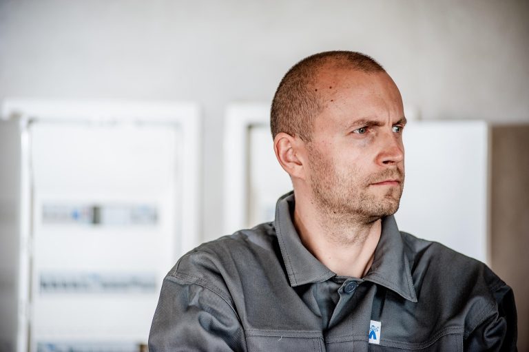 électricien, électrique, électricité, ouvrier, bâtiment, professionnel, employé, constructeur, réparation, opérateur, architecte, sécurité, entreprise, corps, homme, usine, casque, arpenteur, barre, société, personnes, contremaître, mécanique, mâle, outils, travail, travailler, la production de, l'industrie, industriel, développement, main, électricien, électricien, électricien, électricien, électricien, ouvrier, architecte, architecte