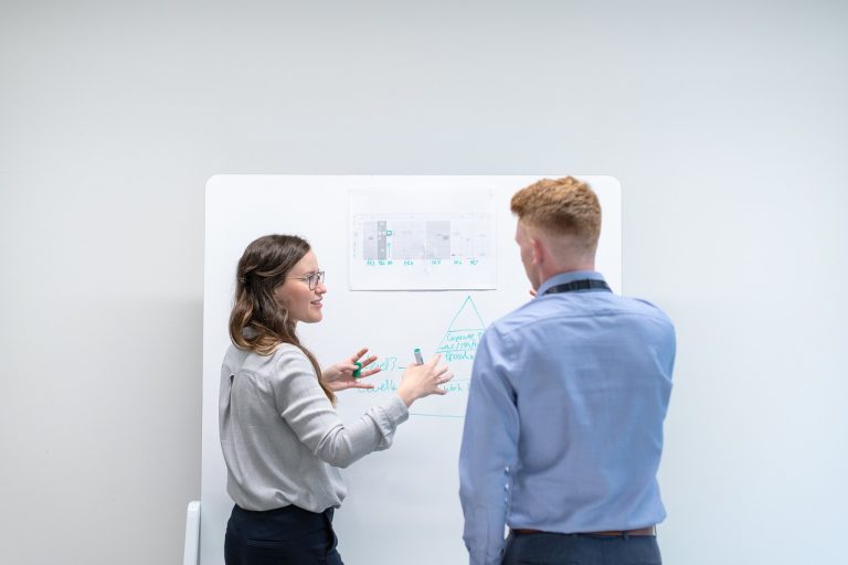 ingénieur, ingénierie, ingénieur électrique, ingénierie électrique, travail en équipe, bureau, rencontre, tableau blanc, ingénieur, ingénieur, ingénieur, ingénieur, ingénieur, ingénierie