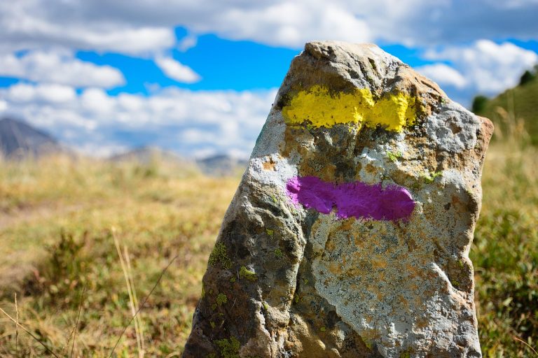 randonnée, balisage, borne, montagne, marche, nature, balade, jaune, violet, rocher, sport, ciel, nuage, été