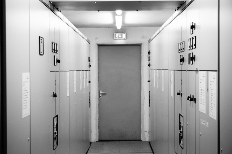 sortie d'urgence, unité de distribution électrique, nshv, électricité