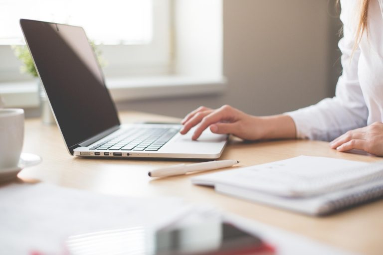 carnet, travailler, fille, ordinateur, femme, entreprise, espace de travail, bureau, touchpad, bureau à domicile