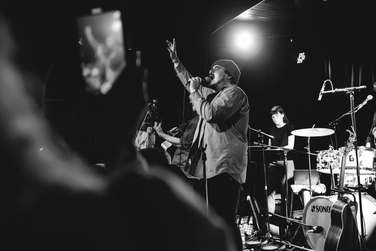 concert, scène, groupe, chanteur, batterie, guitare, microphone, noir et blanc, performance en direct, foule, musiciens, musical, éclairage, culture, artiste, club, public, émotions, énergie, divertissement
