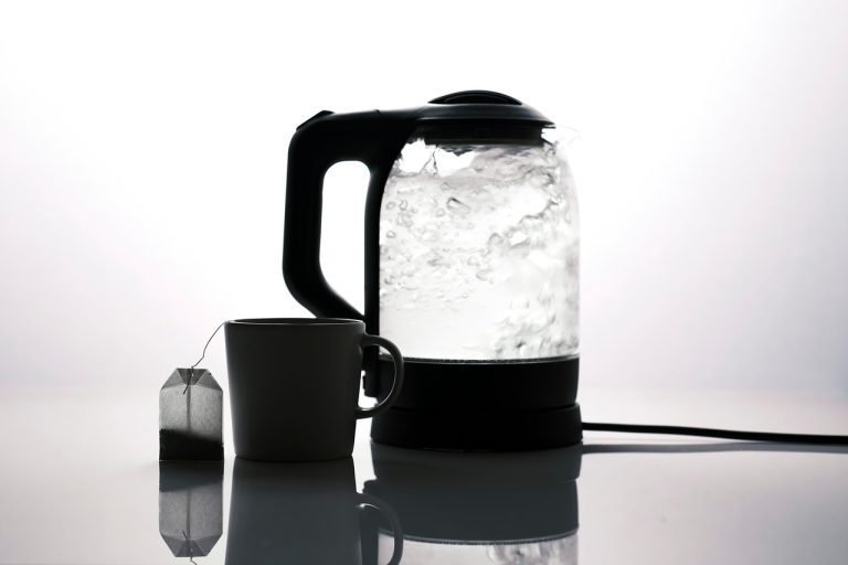 bouilloire électrique, thé, point d'ébullition de l'eau, tasse à thé, sachet de thé, agresser, tasse, tasse à thé, ébullition, chaud, verre, cuisine, chauffe-eau