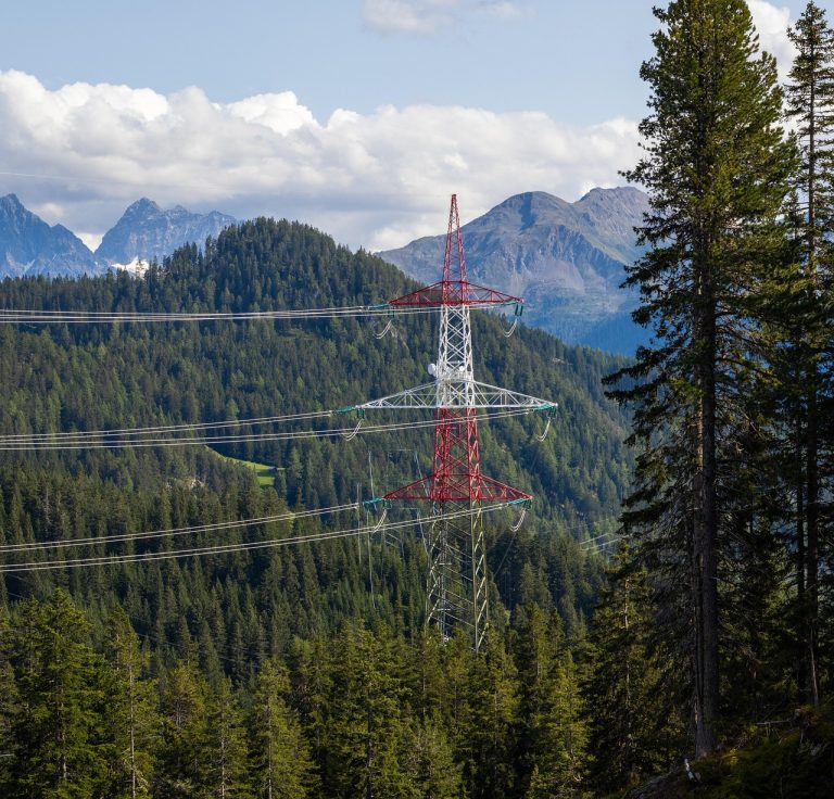 tour émettrice de, électricité, forêt, montagnes, câbles, ligne électrique aérienne, power tower, pylône électrique, structure, des arbres, nature
