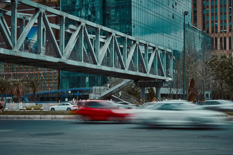 ville, route, circulation, passerelle, voitures, véhicules, la vitesse, vite, passerelle pour piétons, rue, urbain, immeubles