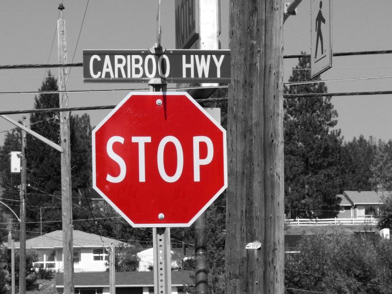 arrêter, signer, panneau de signalisation, panneaux de signalisation, panneau stop, stop, route, rouge, attention, pas plus loin, canada