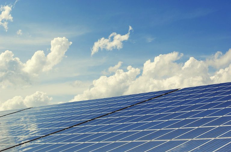 photovoltaïque, système photovoltaïque, système solaire, solaire, énergie solaire, cellule photovoltaïque, nature, la production d'énergie, panneau solaire, transition énergétique, énergie, électricité, renouvelable, champ solaire, cellules solaires, soleil, paradis, tension, la technologie, environnement, bloc d'alimentation, léger, des nuages, énergie renouvelable