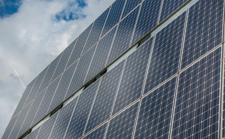 système photovoltaïque, solaire, énergie solaire, panneau solaire, photovoltaïque, renouvelable, transition énergétique, la production d'énergie, champ solaire, cellules solaires, tension, électricité, soleil, nature, énergie, environnement, énergie renouvelable, système solaire, la technologie, bloc d'alimentation, des nuages, léger, paradis, atmosphérique, tourner