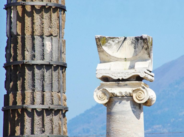 italie, pompei, chapiteau, colonne, ionique, cadran solaire, architecture