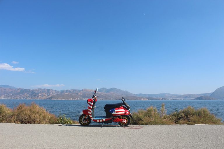 voiture électrique, ciel bleu, voyager, le lac erhai