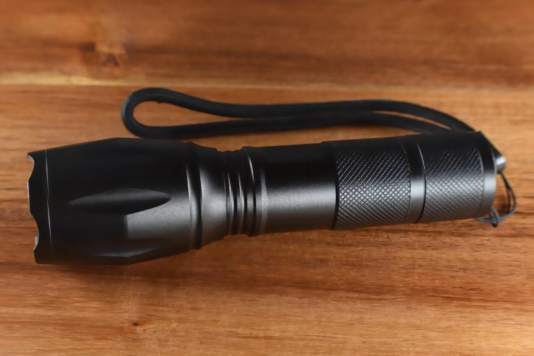 lampe de poche tactique, lampe de poche, torche, léger, outil, lumière led, fonctionnant sur batterie, éclairer