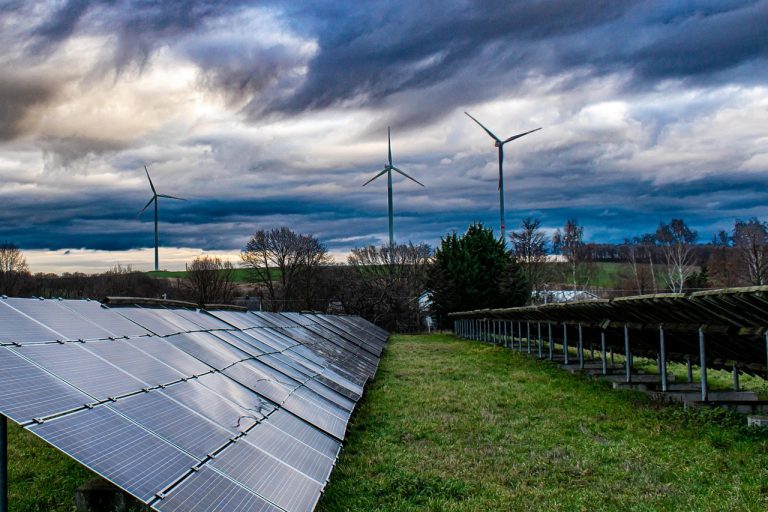panneau solaire, énergie solaire, moulinets, énergie renouvelable, l'électricité verte, transition énergétique, parc solaire, photovoltaïque, nature, des nuages, ciel d'automne, la production d'énergie, environnement, écologique