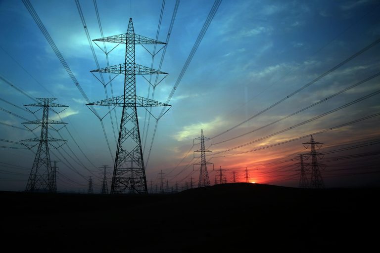 pylône électrique, réseau électrique, tour de communications, électricité, ligne de démarcation, haute tension signe, le coucher du soleil, sunst et électrique de la tour, je, câble, générateur, industrie de construction, efficacité, pôle énergie, acier, arrière-plans, bleu, entreprise finances et de l'industrie, découper, crépuscule, équipement, industrie, la technologie, nature, métal, bleu des finances