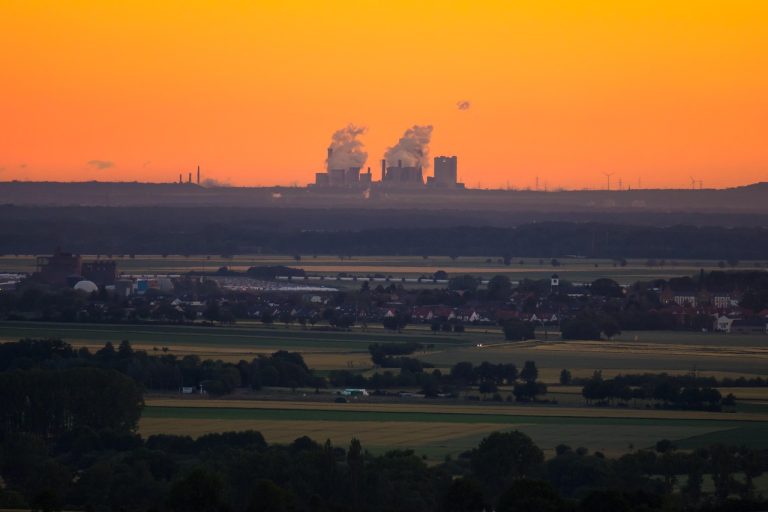 centrale électrique, électricité, environnement, charbon brun, pollution environnementale, destruction de l'environnement, la production d'énergie, création, énergie, centrale électrique au lignite, production d'énergie, industrie, usine, paysage, centrale électrique au charbon, tours de refroidissement, installation industrielle, la technologie, écologie, cheminée