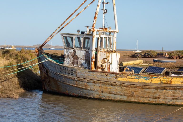 bateau de travail, bateau de pêche, nature, mer, l'eau, panneau solaire, panneau photovoltaïque, l'ancien rencontre le nouveau