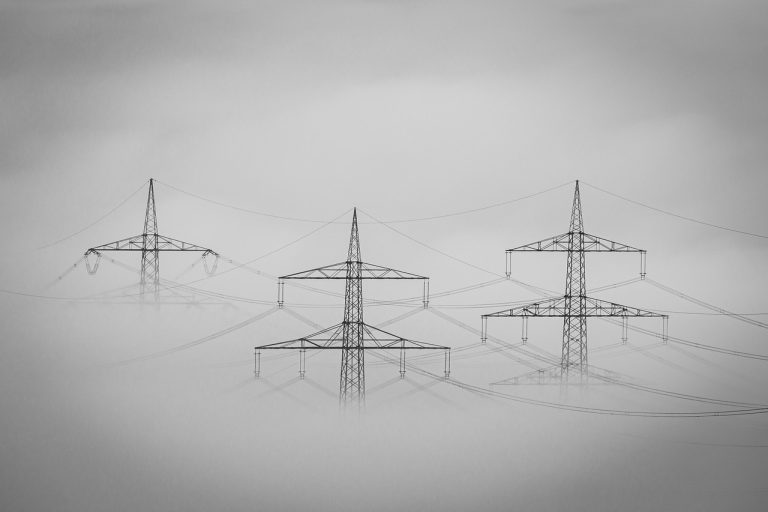 brouillard, paysage, électricité, pylônes électriques, brume, ambiance, des nuages, paradis, mystique, nature, l'atmosphère, noir et blanc, trois, la technologie, industrie, laine de coton, a volé, électro, approvisionnement, transmission