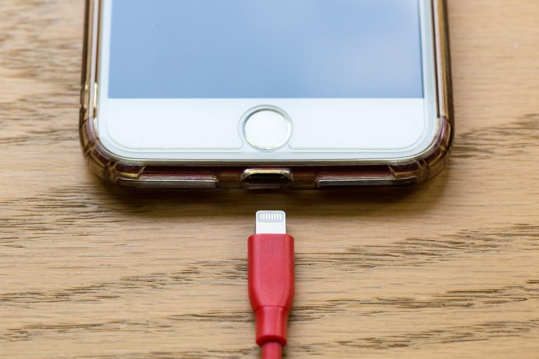 pomme, iphone, la technologie, mobile, cellule, cellulaire, téléphoner, téléphone intelligent, bureau, la communication, entreprise, filtrer, usb, câble, bouton home, écran tactile, connexion, connecteur, dispositif, électronique, électricité, charger, recharger, batterie, rouge, brun d'affaires, brown bureau, brun de la technologie, brun téléphone, brun apple, brun mobile, brun de la communauté, brun de la communication, brun smartphone, brown iphone