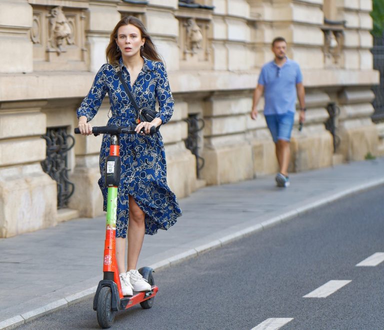 personnes, fillette, robe, en marchant, scooter électrique, rue, promenade, relaxation, mode de vie